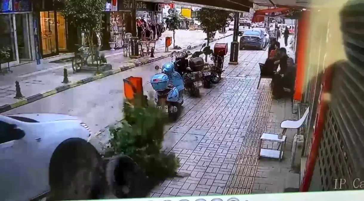 Hatay'da Kaza: Otomobil Kaldırıma Çıktı