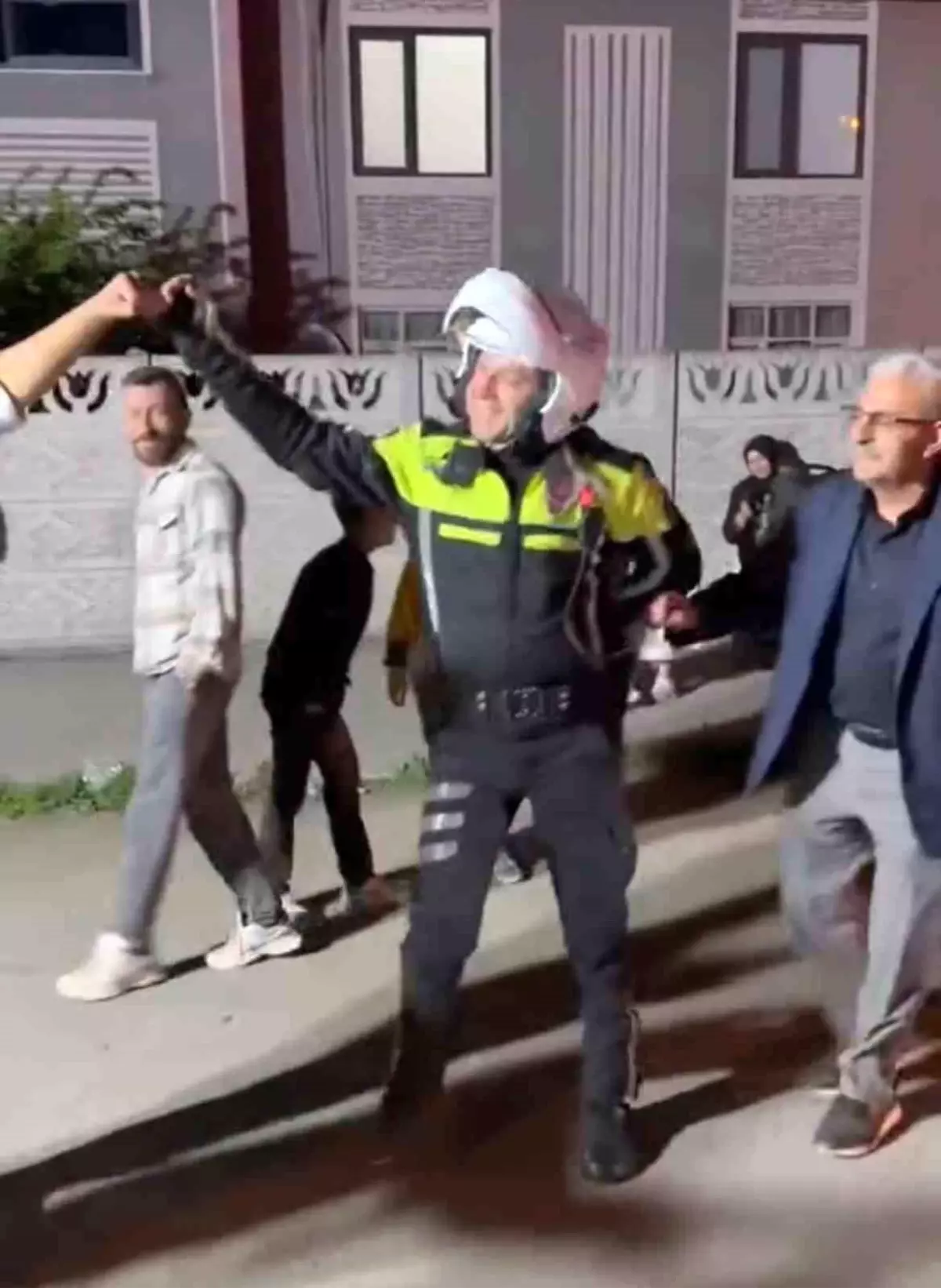 Trafik Polisi Düğünde Halay Çekti
