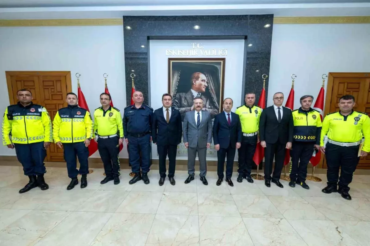 Vali Aksoy'dan Trafik Personeline Ödül