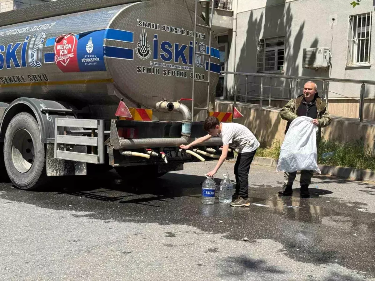 Sarıyer'de Yol Çökmesi, Ayazağa Mahallesi'nde Su Kesintisine Yol Açtı