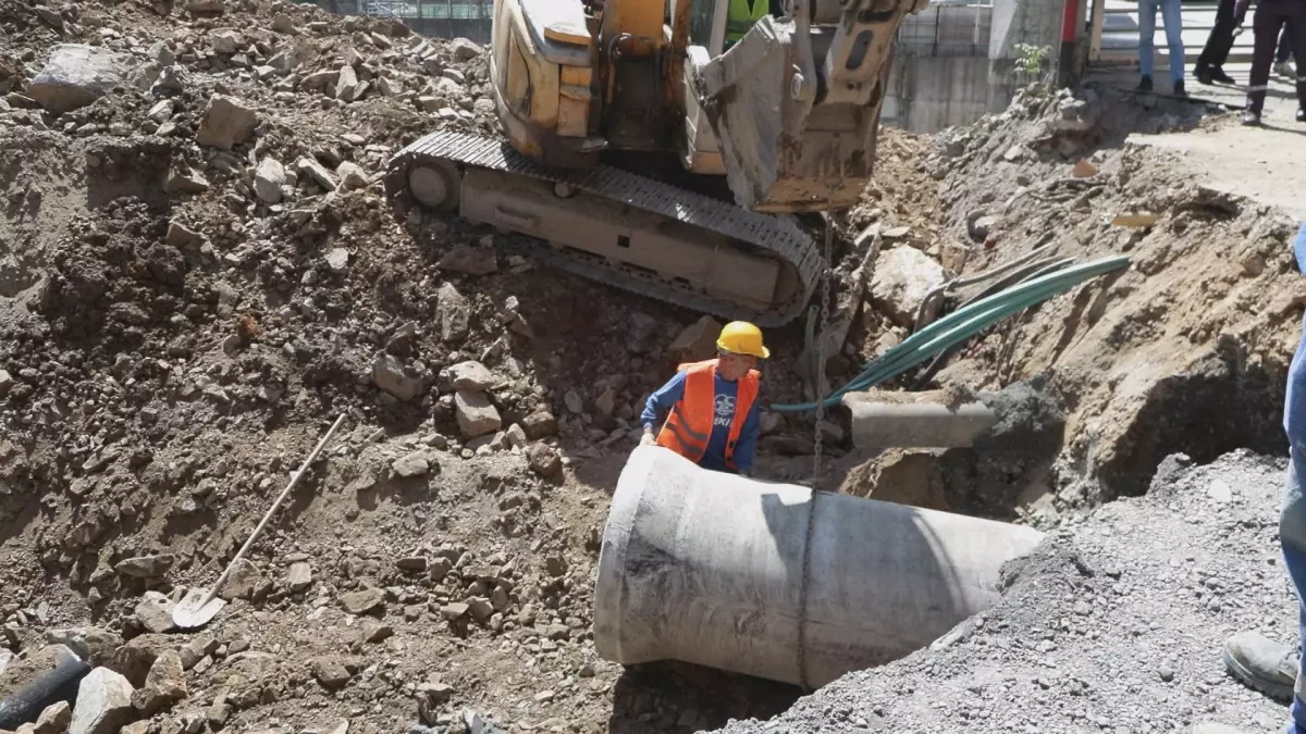 Sarıyer'de Çöken Yolun Yeniden Yapımı Devam Ediyor