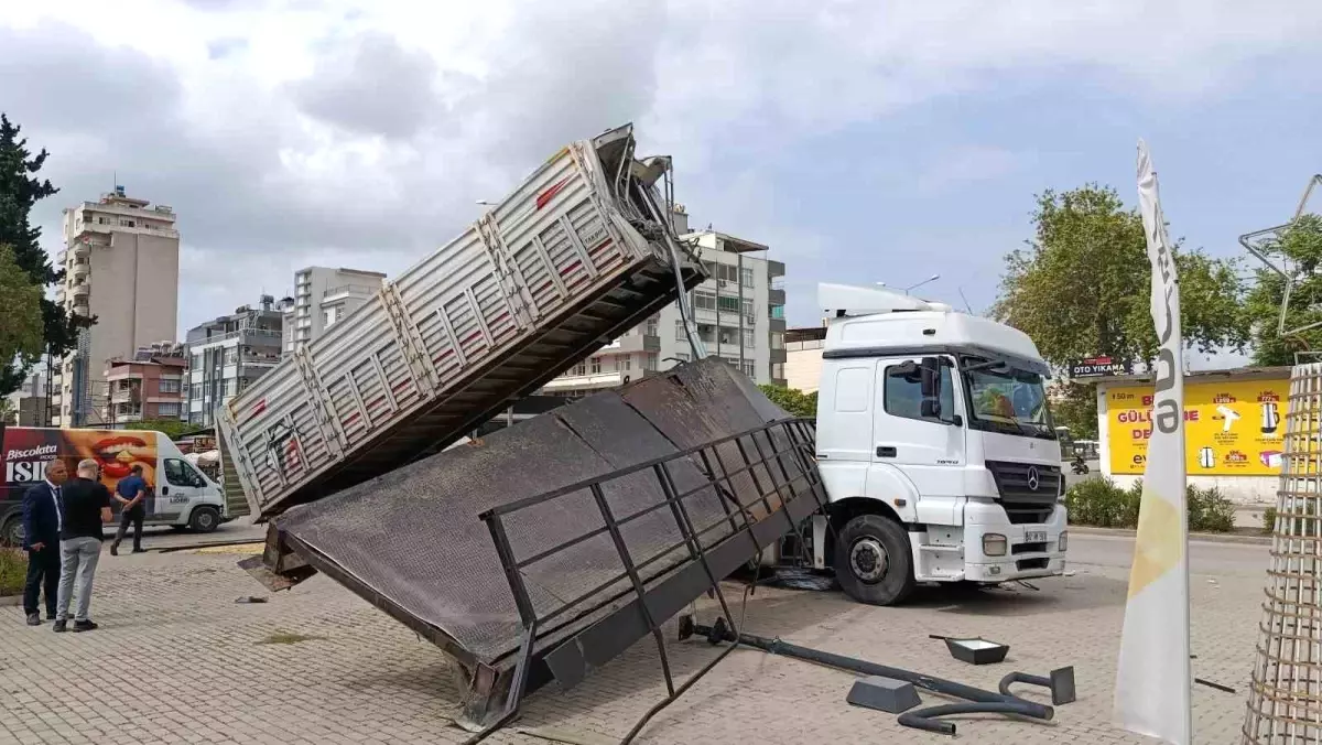 Adana'da Tır Üst Geçide Çarptı