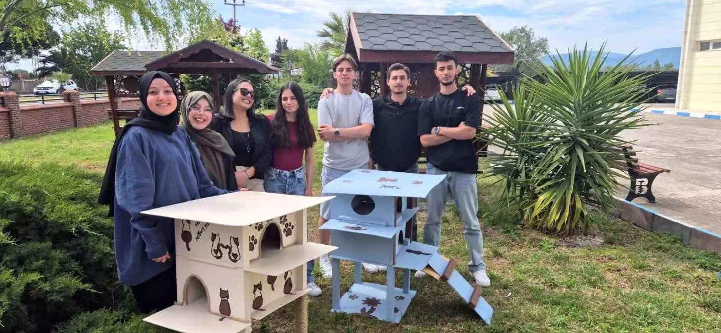 Öğrencilerden Sokak Kedilerine Kedi Evleri