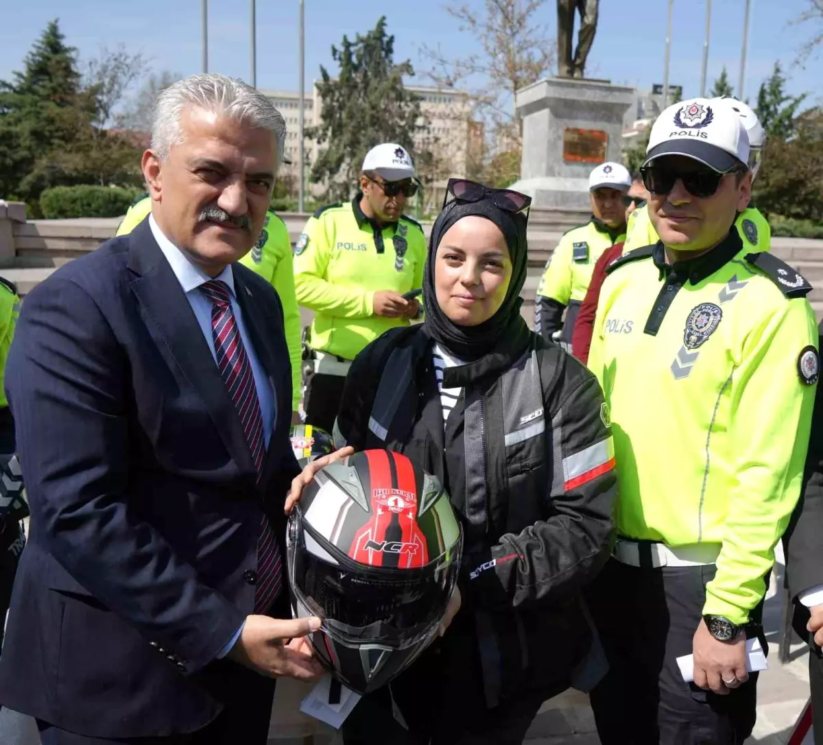 Kırıkkale'de Trafik Güvenliği Etkinliği: Motosiklet Sürücüleri İçin Kask Dağıtıldı