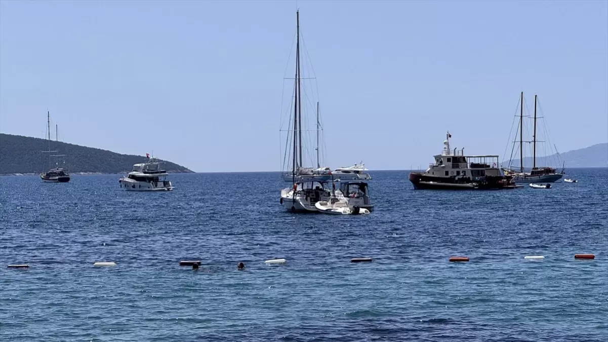 Antalya ve Muğla'da Yoğun Güneşli Plaj Keyfi