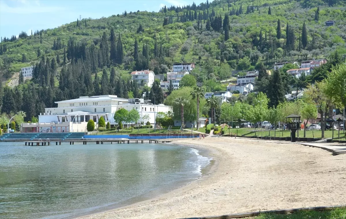 Karamürsel'de gençler deniz keyfi yaptı