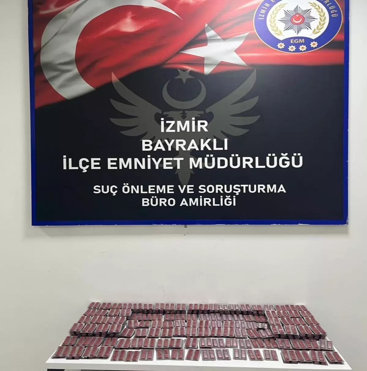 İzmir'de Uyuşturucu Operasyonu: 5 Bin Hap Ele Geçirildi