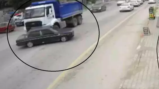Hatay'da Hafriyat Kamyonu Aracı Sürükledi