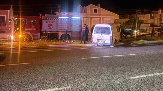 Edremit'te Minibüs Kazası: Sürücü Sıkıştı