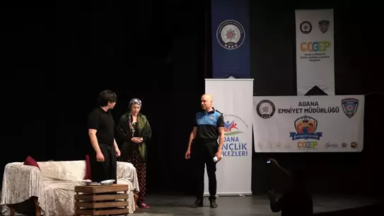 Polis ve Öğrencilerden Tiyatro Gösterisi