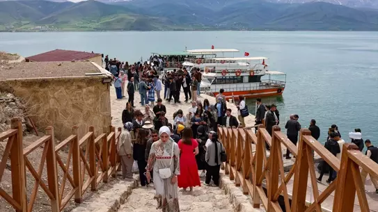 Öğrenciler, Van'ın Güzelliklerini Keşfedip Temizlik Yaptı