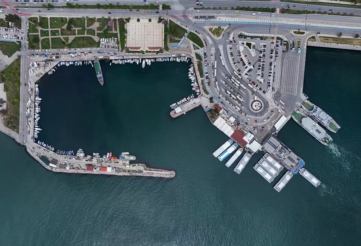 İzmir'de Hurda Tekneler Kaldırılıyor