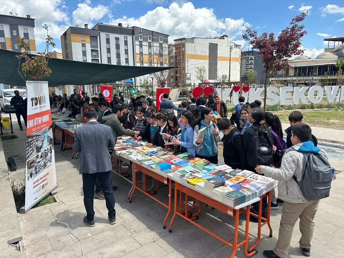 Yüksekova'da "mini kitap fuarı" açıldı
