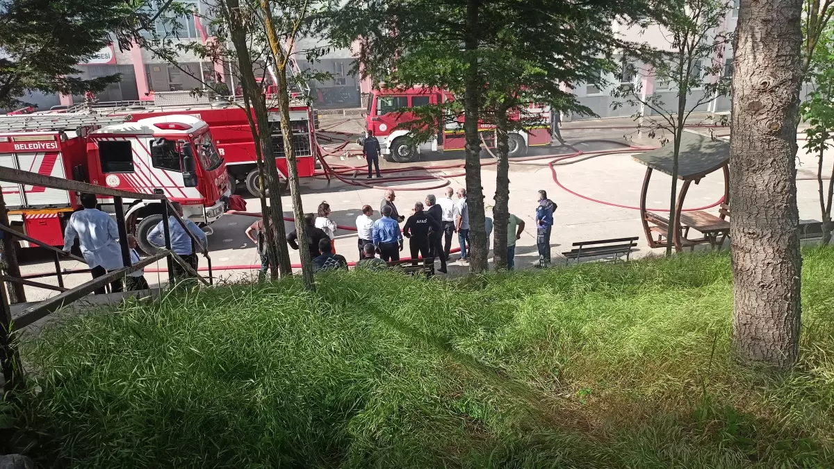 Kocaeli'de bir lisenin çatısında yangın çıktı