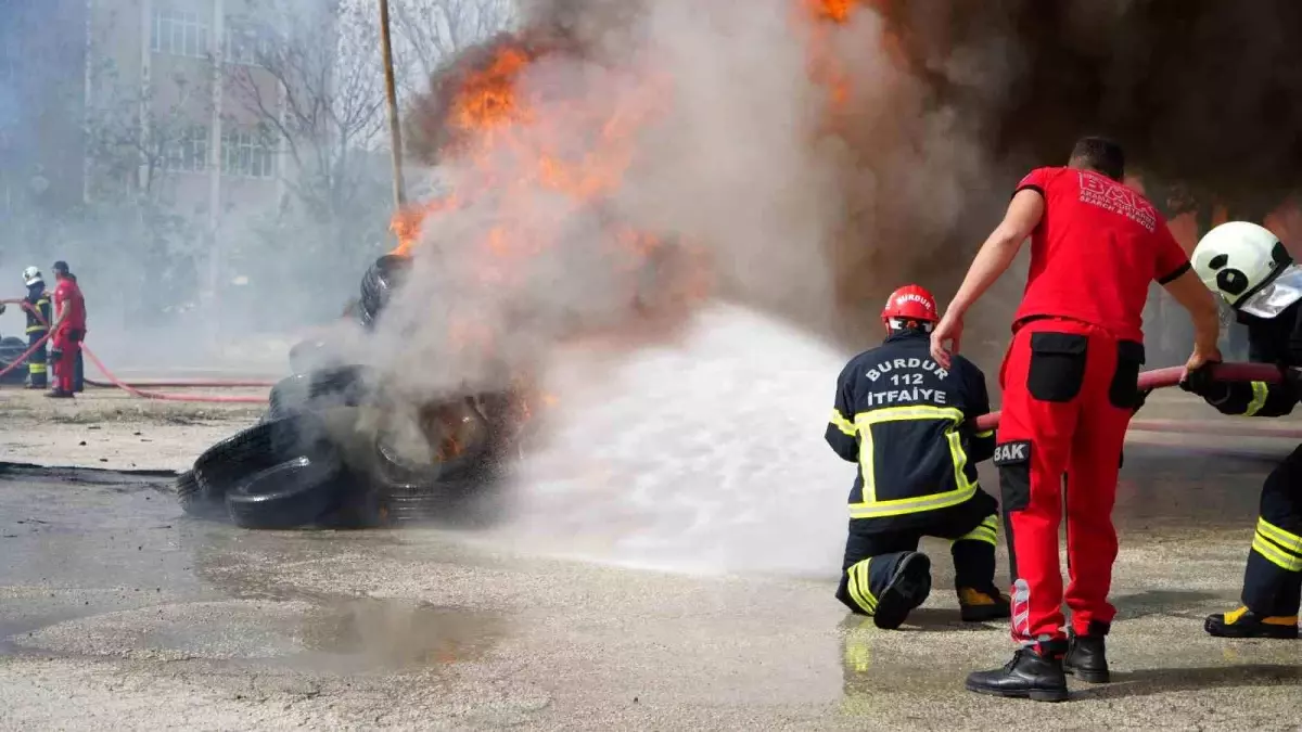 Burdur'da Temel İtfaiyecilik ve Arama Kurtarma Eğitimi Tamamlandı
