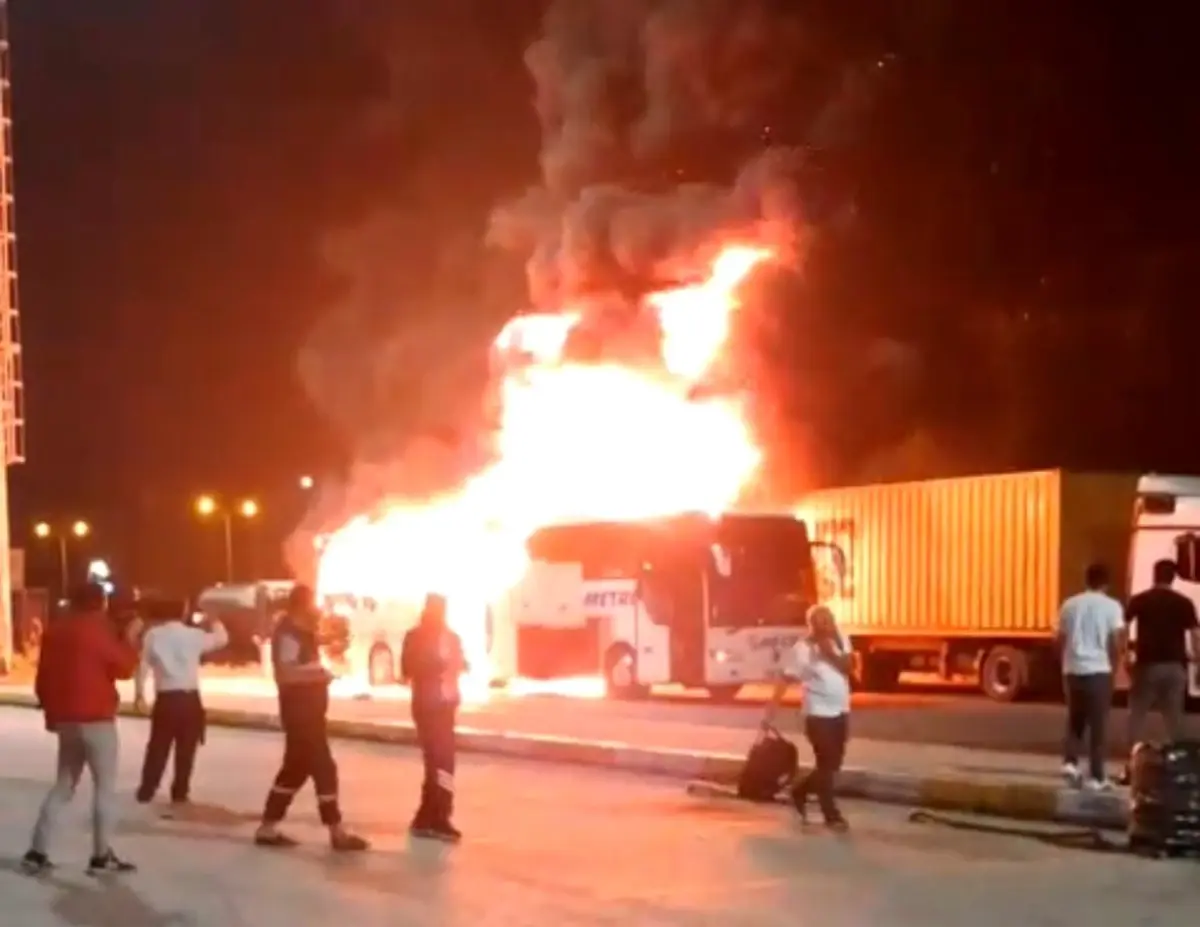 Kocaeli'de Otobüs Yangını