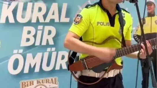 Trafik Polisi Müzikle Farkındalık Yarattı