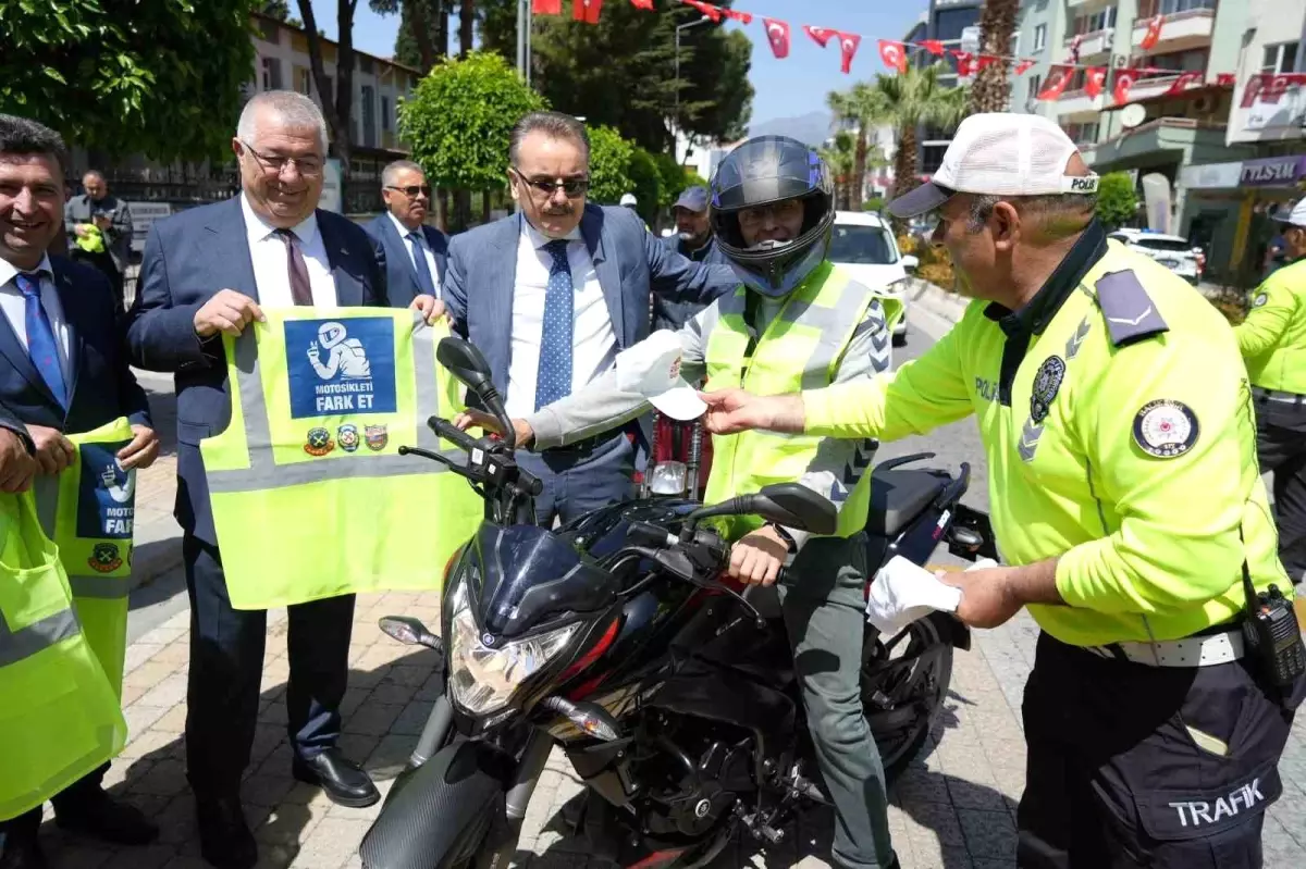 Edremit'te Motosiklet Sürücüleri İçin Reflektif Yelek Dağıtımı