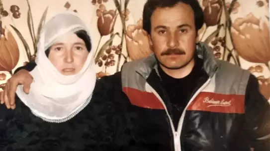 Eşinin Anısına Taşlarla Park Yaptı