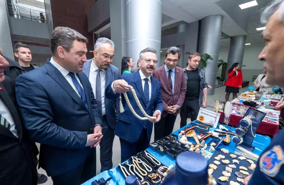 Vali Aksoy, Uras için düzenlenen panayıra katıldı
