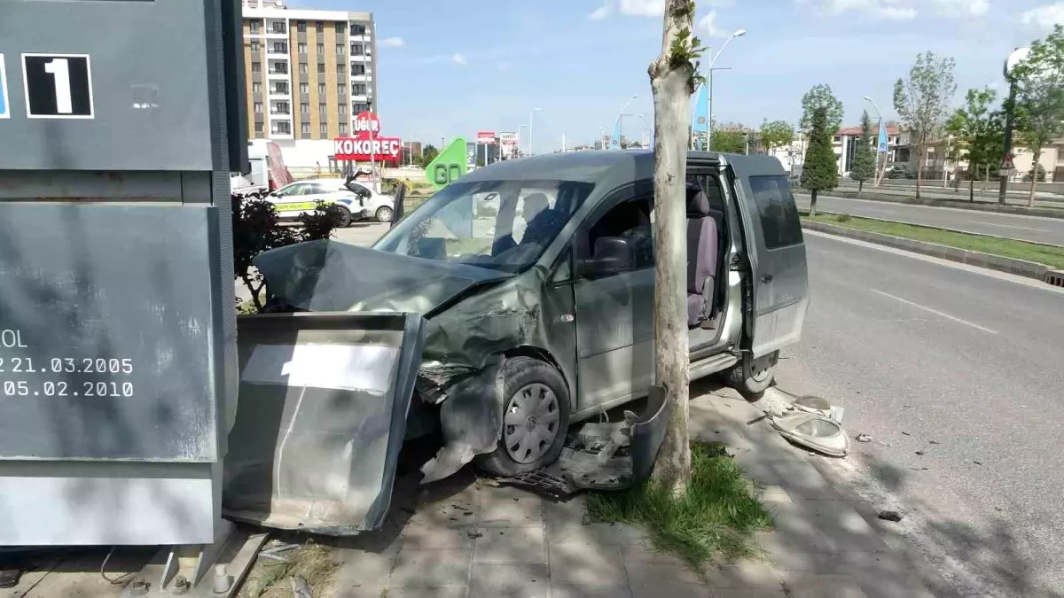 Malatya'da Ticari Araç Akaryakıt İstasyonuna Daldı
