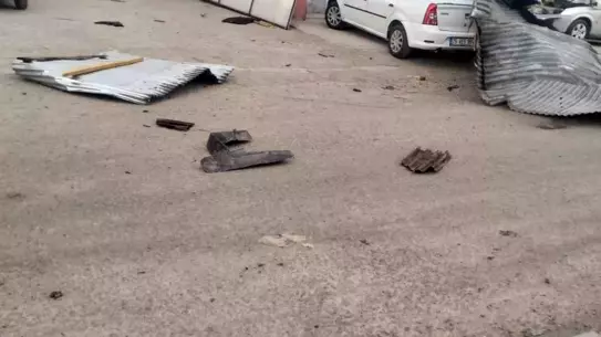 Kars'ta Şiddetli Rüzgar Çatıları Uçurdu