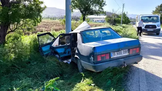 Burdur'da Otomobil Elektrik Direğine Çarptı
