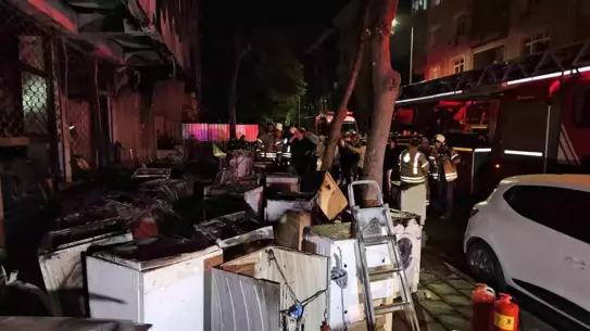Küçükçekmece'de Beyaz Eşya Deposunda Yangın