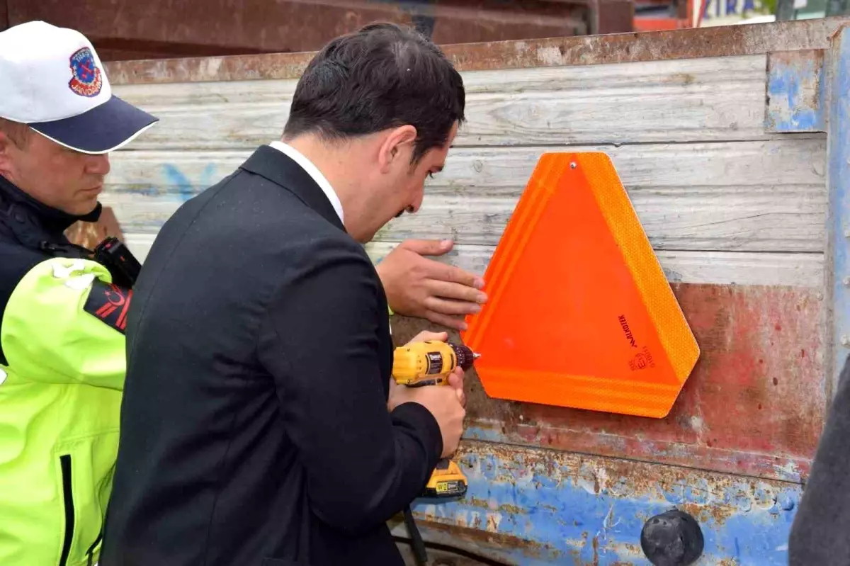Karapınar'da Tarım Araçlarına Reflektör Dağıtımı