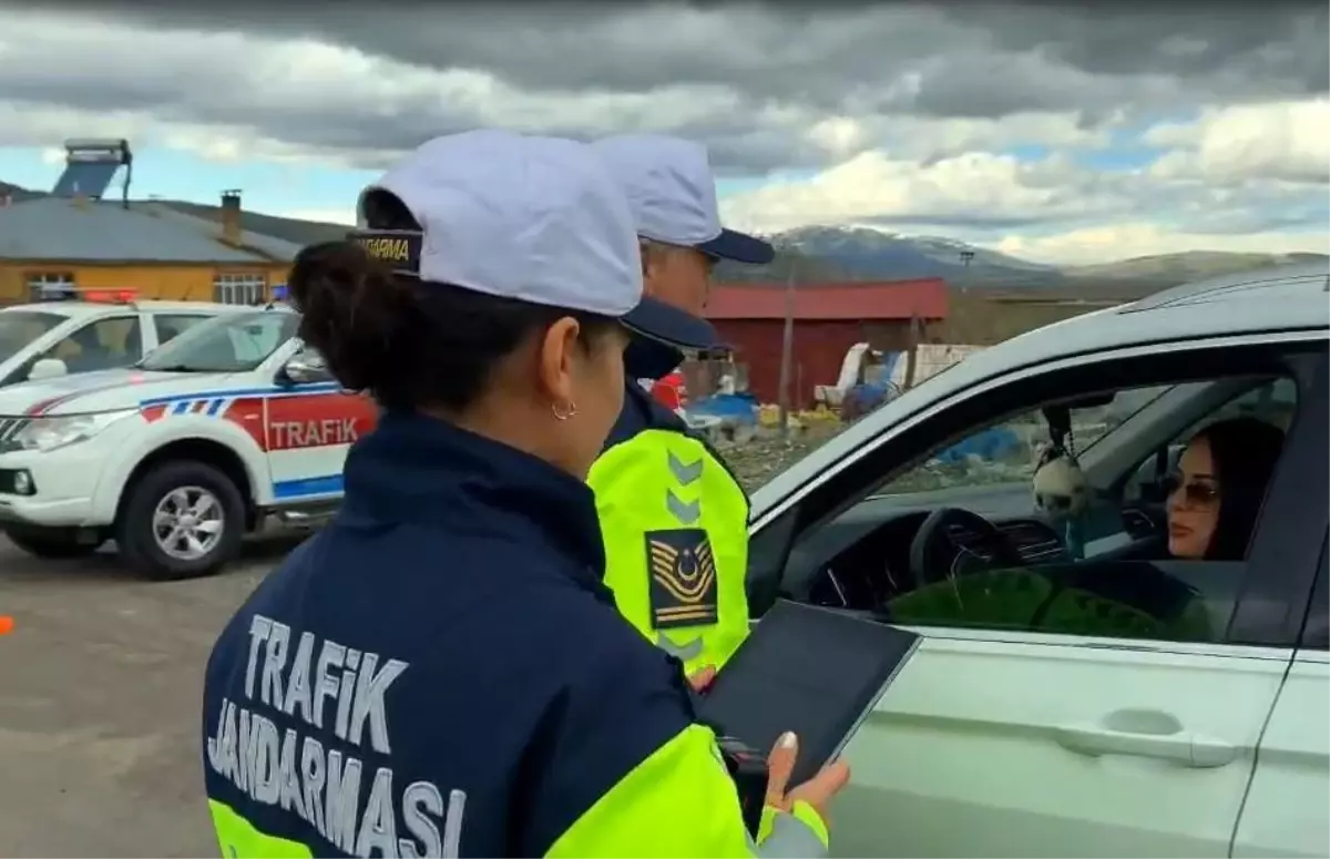 Ardahan'da Trafik Denetimi Hediyeli