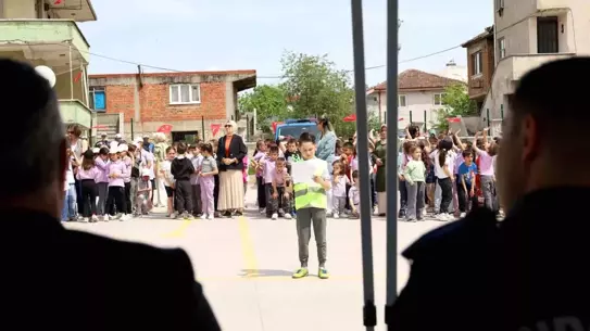 Sakarya'da Trafik Haftası Etkinliği Renkli Görüntülerle Kutlandı