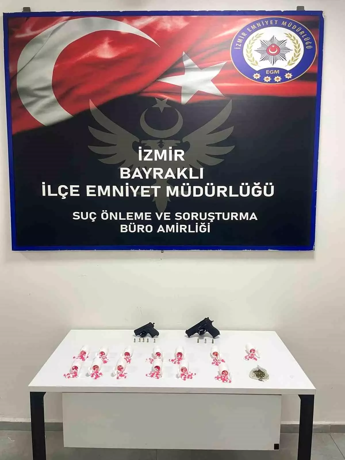 İzmir'de Uyuşturucu Ticareti: Üç Şüpheli Yakalandı