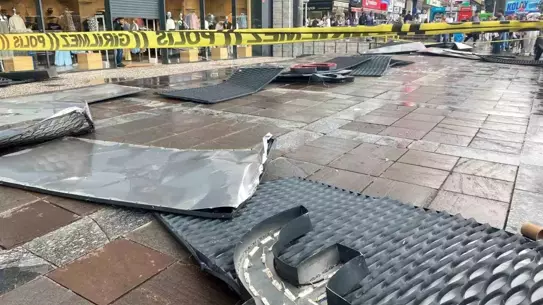 Ankara'da Fırtına Tabela Savurdu