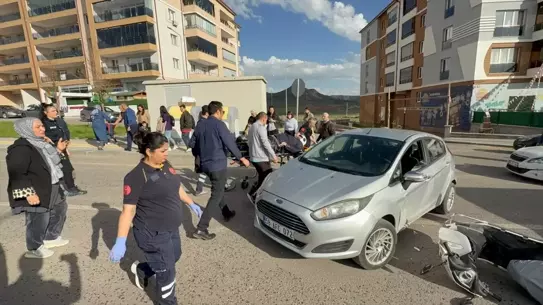 Sivas'ta Otomobil Motosiklete Çarptı
