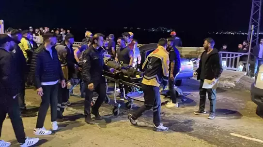 Sivas'ta otomobil bariyere saplandı