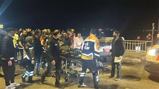 Sivas'ta Otomobil Bariyerlere Saplandı: Sürücü Yaralı
