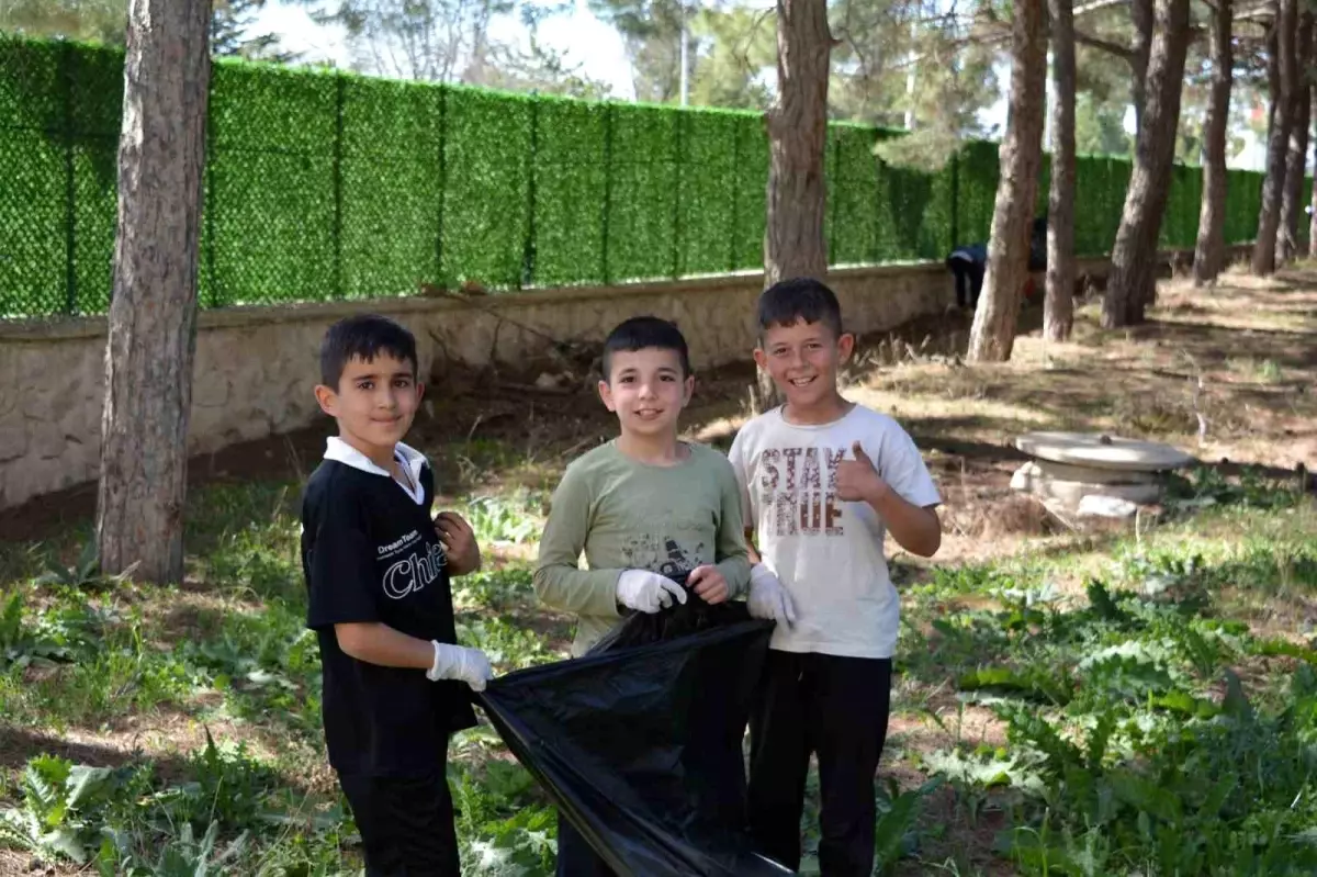 Çocuklardan Çevre Temizliği Etkinliği