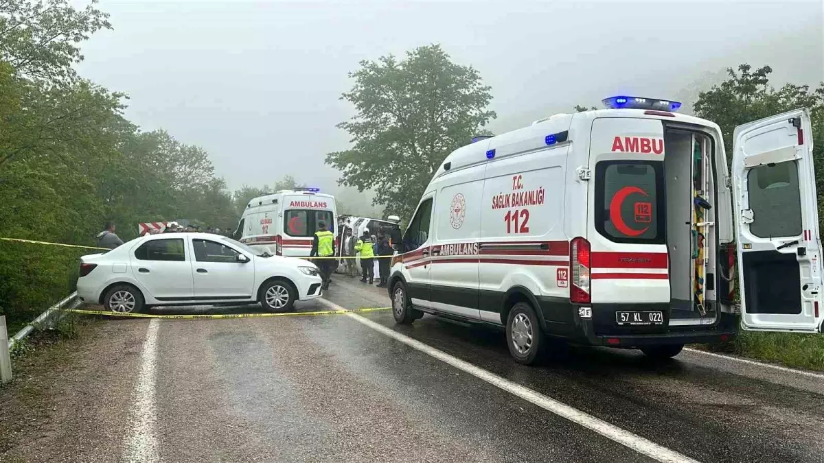 Sinop'ta Tur Otobüsü Devrildi: 18 Yaralı