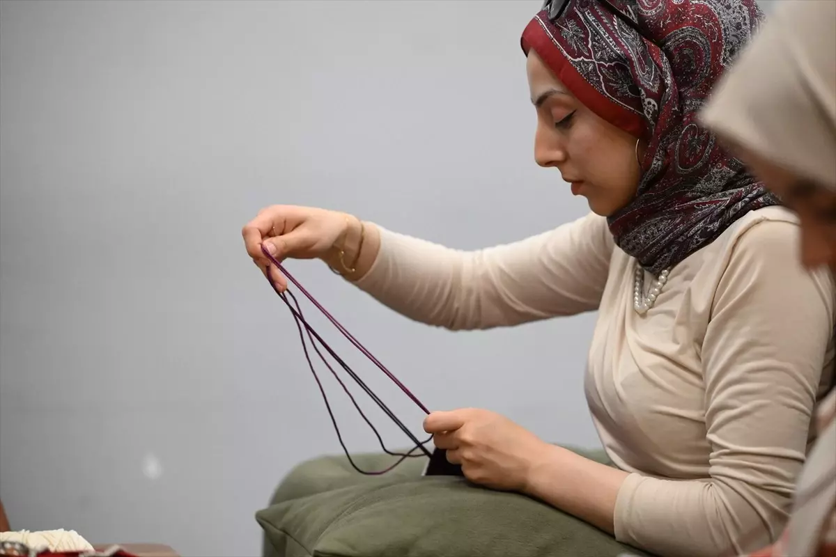 Gönüllü gençler şehit anneleri için çanta yaptı