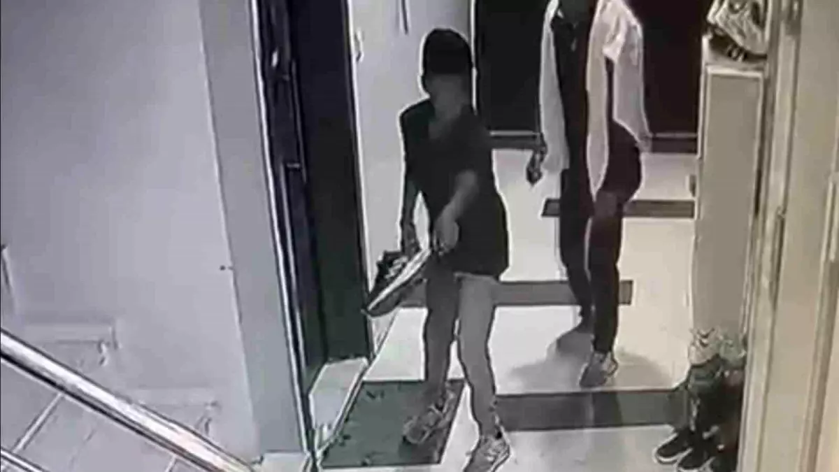 Çocuklar Ayakkabı Çaldı