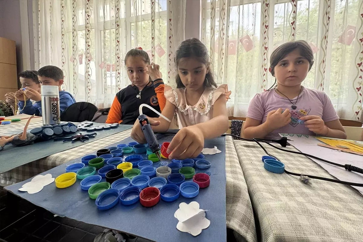 Toplanan mavi kapaklar öğrencilerin emeğiyle Anneler Günü hediyesi oldu