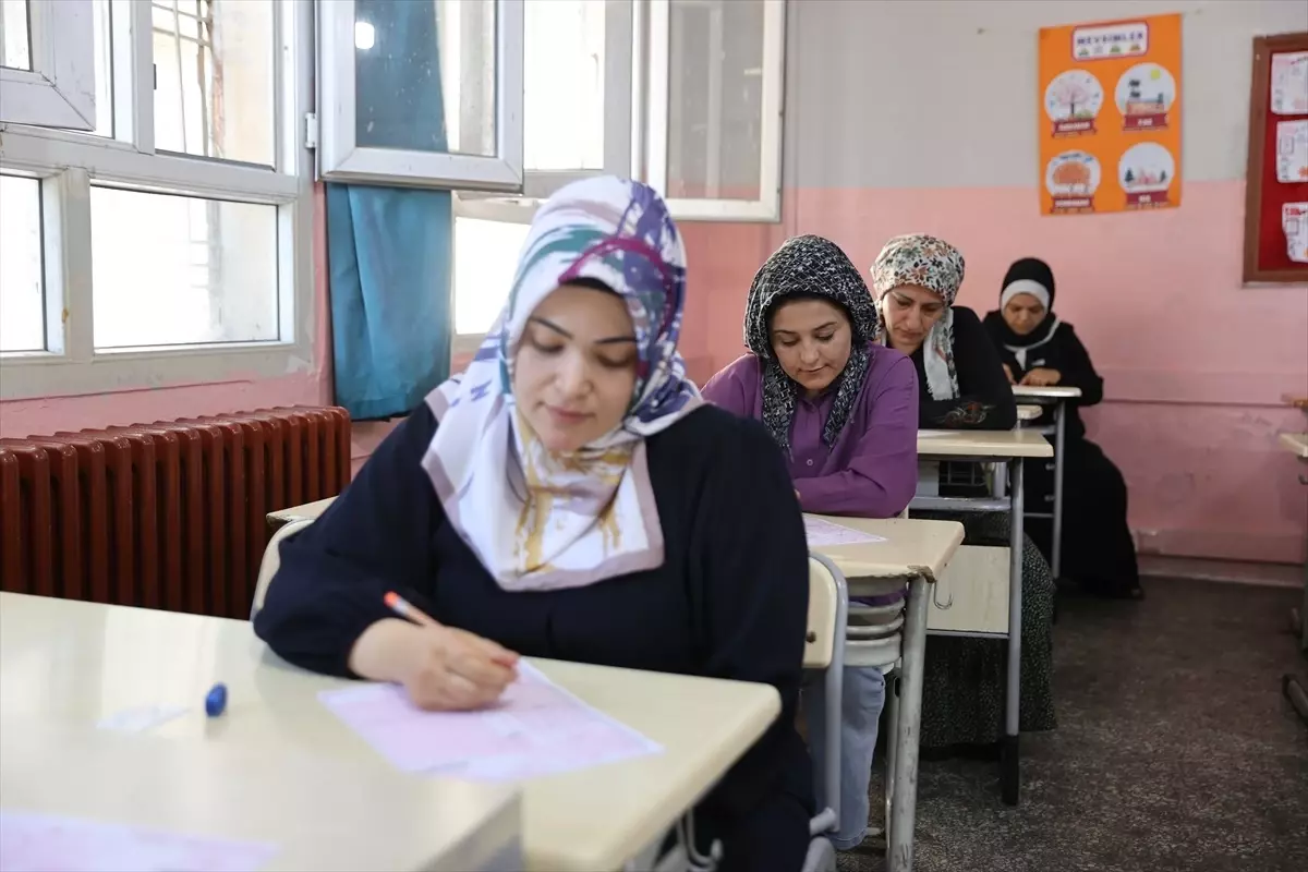 Kızıltepe'de Anneler Kitap Okuma Yarışmasına Katıldı