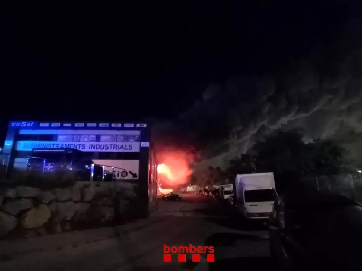 Katalonya'da Temizlik Ürünleri Deposunda Yangın: 160 Bin Kişiye Dışarı Çıkmamaları Uyarısı