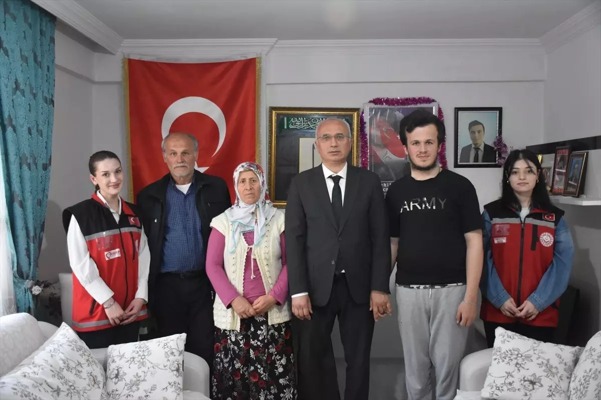 Şehit Öğretmen Necmettin Yılmaz'ın ailesine "Anneler Günü" ziyareti