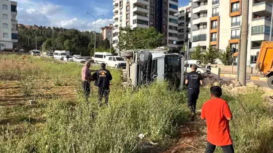 Adıyaman'da Fren Patladı, Kamyon Devrildi