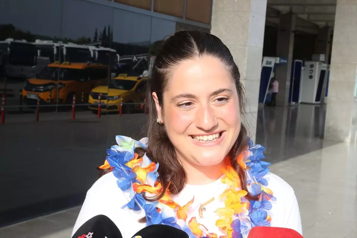 Aysu Türkoğlu, Kaiwi Kanalı'nı Geçen En Genç Türk Yüzücü
