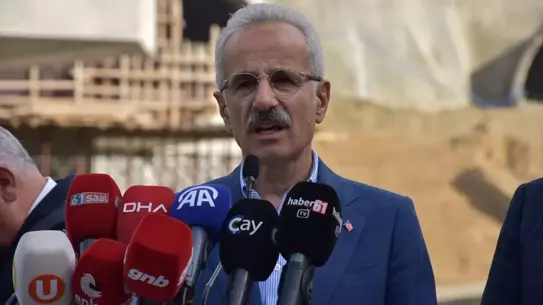 Ulaştırma ve Altyapı Bakanı Uraloğlu, Trabzon'da partisinin il danışma toplantısında konuştu Açıklaması