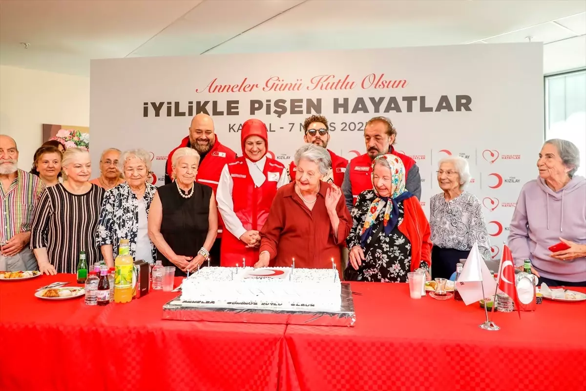 Türk Kızılay Deprem Bölgesinde Anneler Günü Kutladı