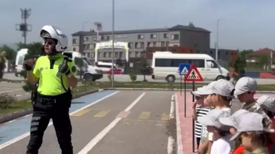 Düzce'de Trafik Eğitimiyle Çocuklara Sevgi Aşılandı