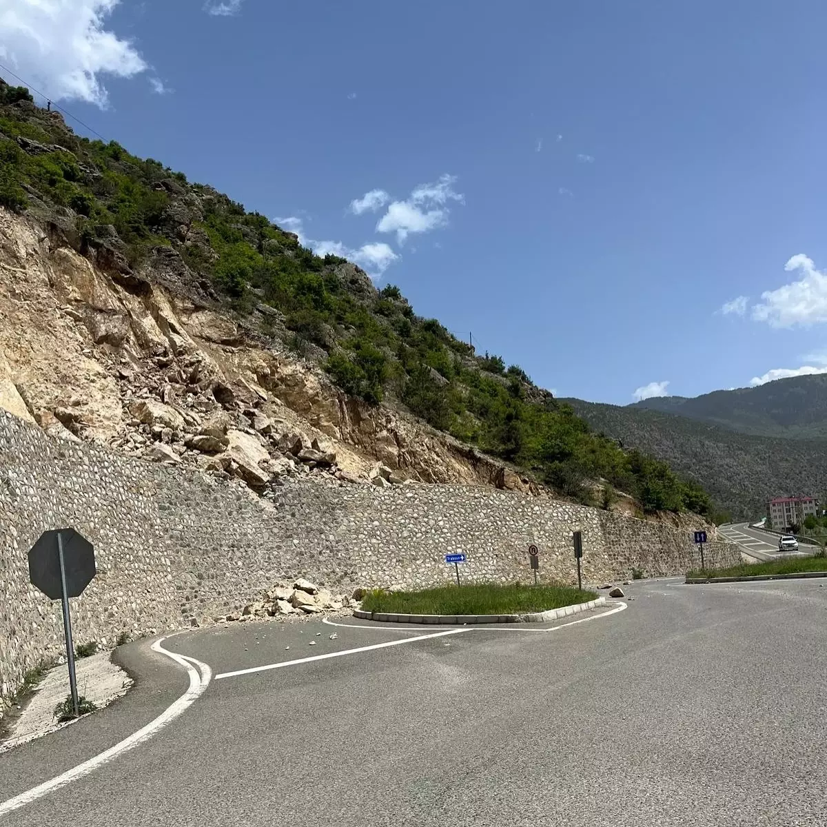 Torul'da Heyelan: Kaledibi Yolu Kapatıldı